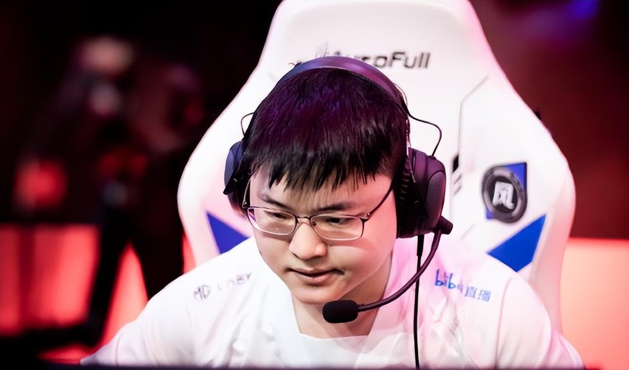 随机Faker回归赛场，战术调整首场状态亮眼，DWG观众沸腾！